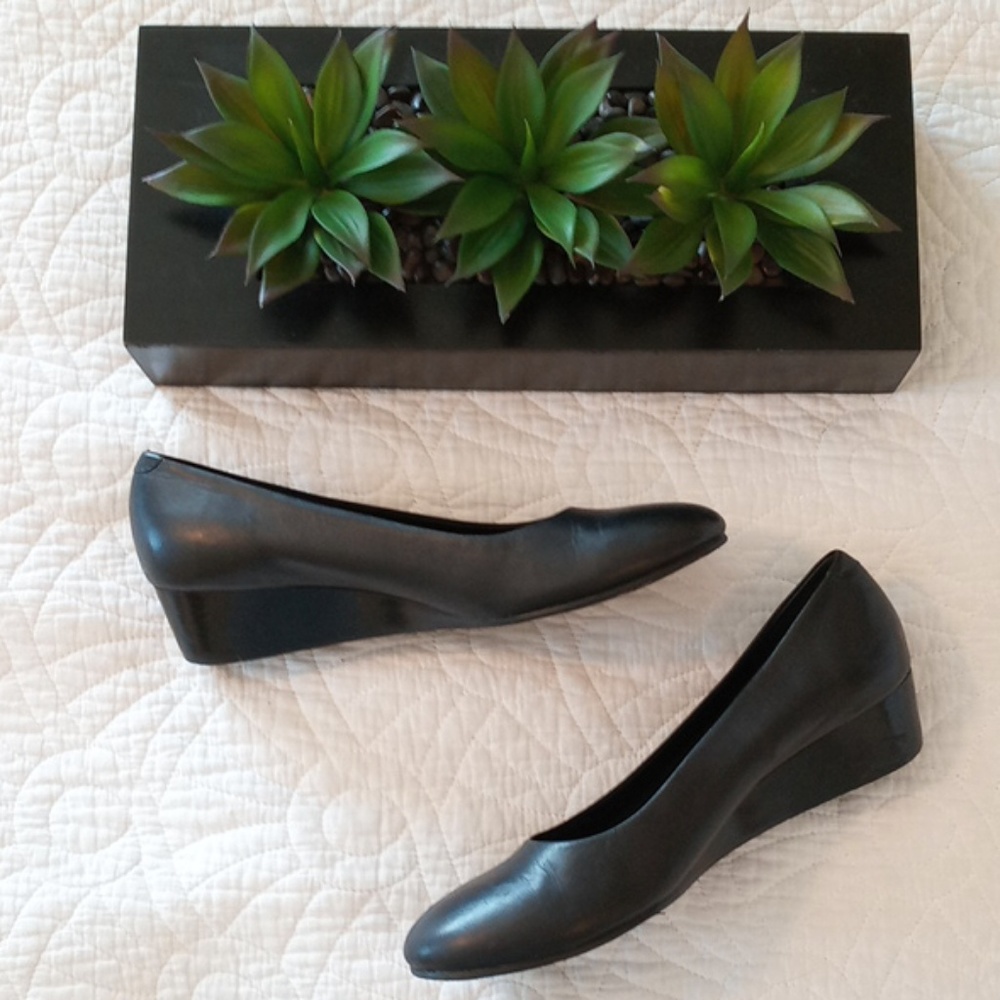 Rose Petals leather low wedges sz9